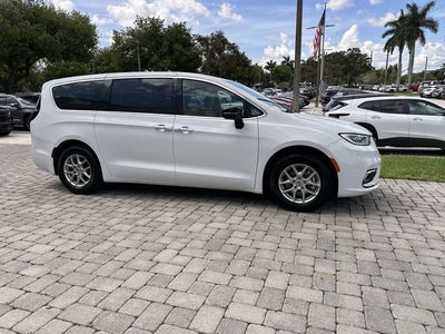 2025 Chrysler Pacifica Select