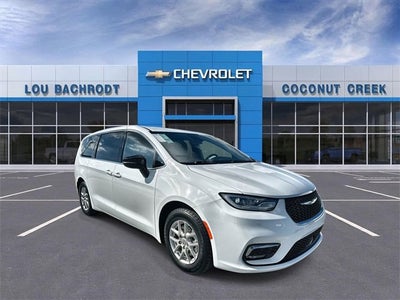 2025 Chrysler Pacifica Select