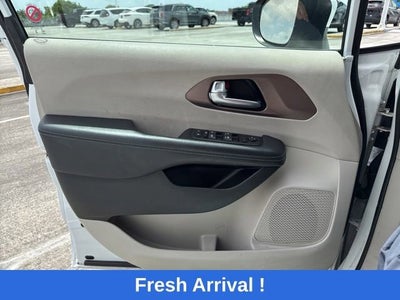 2023 Chrysler Voyager LX