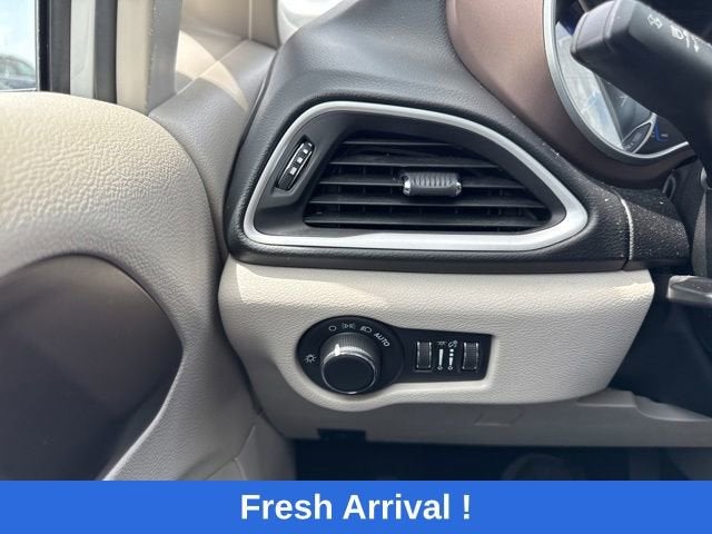 2023 Chrysler Voyager LX