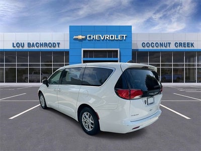 2022 Chrysler Voyager LX