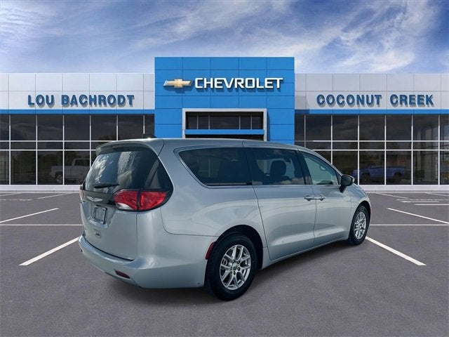 2022 Chrysler Voyager LX