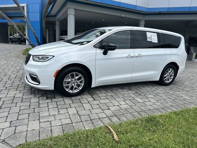 2024 Chrysler Pacifica Touring