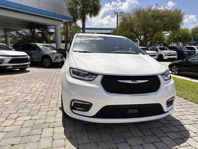 2024 Chrysler Pacifica Touring