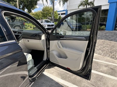 2023 Volkswagen Tiguan SE R-Line Black