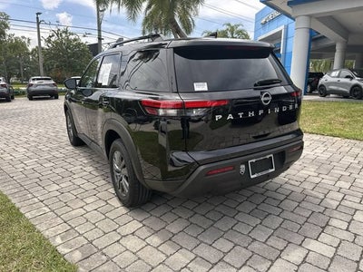 2025 Nissan Pathfinder SV