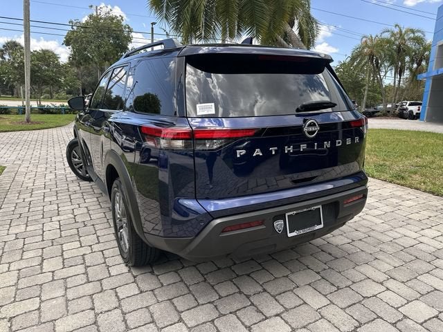 2025 Nissan Pathfinder SV
