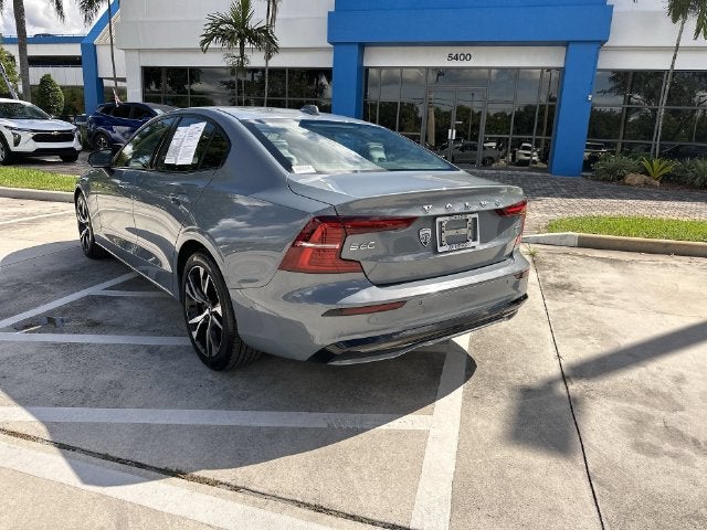 2024 Volvo S60 Plus Dark Theme