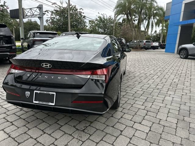2024 Hyundai Elantra SE