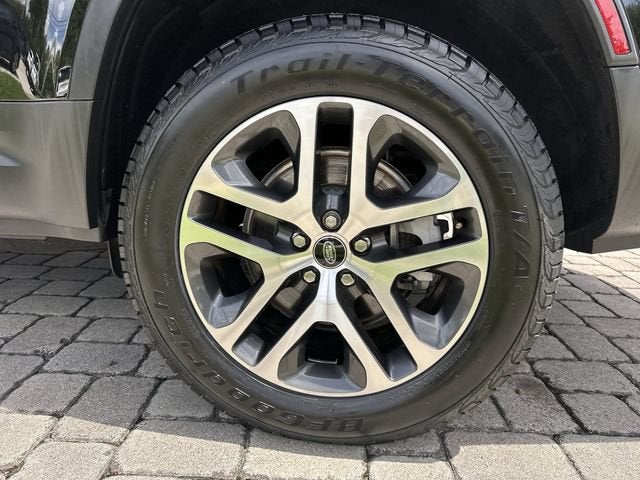 2023 Land Rover Defender SE