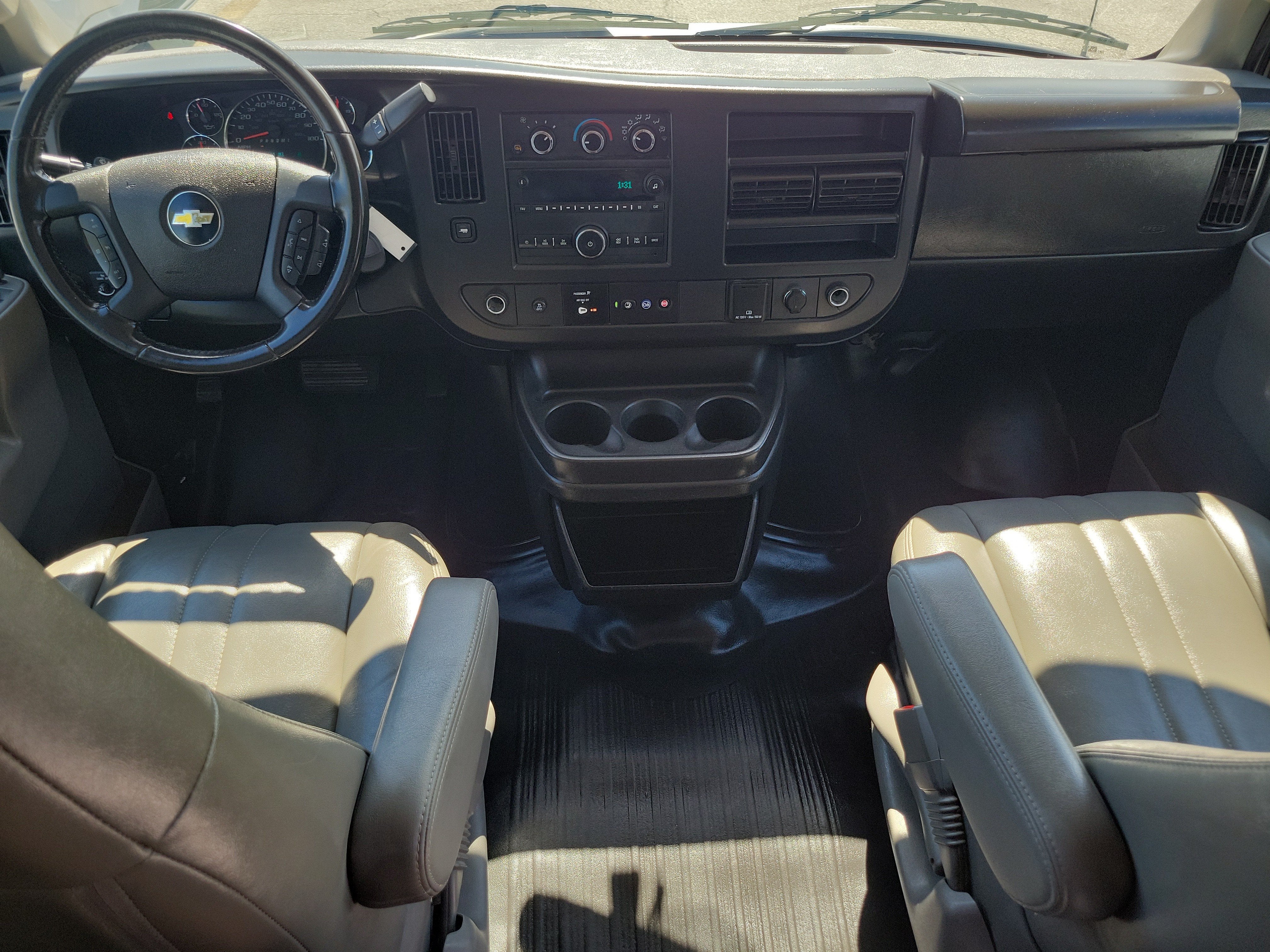 2023 Chevrolet Express Passenger 3500 1LS