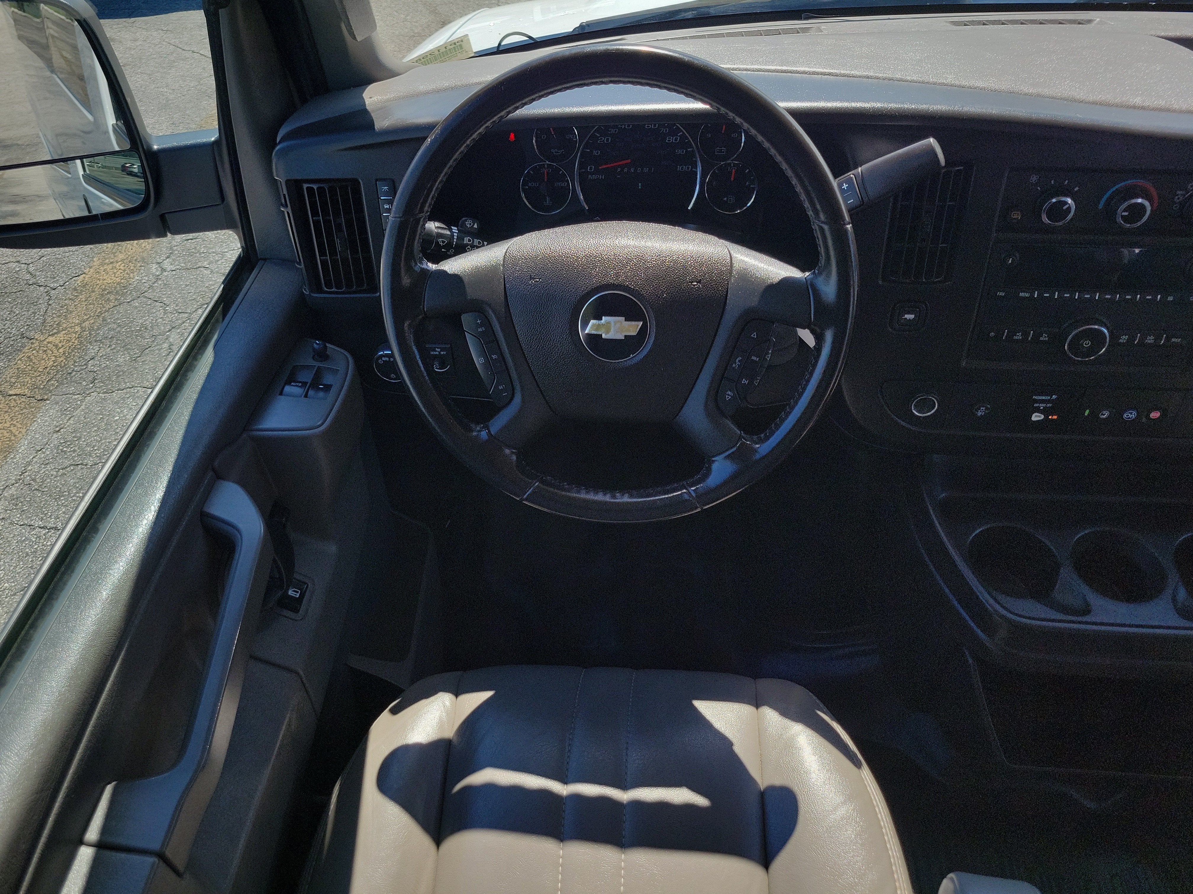 2023 Chevrolet Express Passenger 3500 1LS