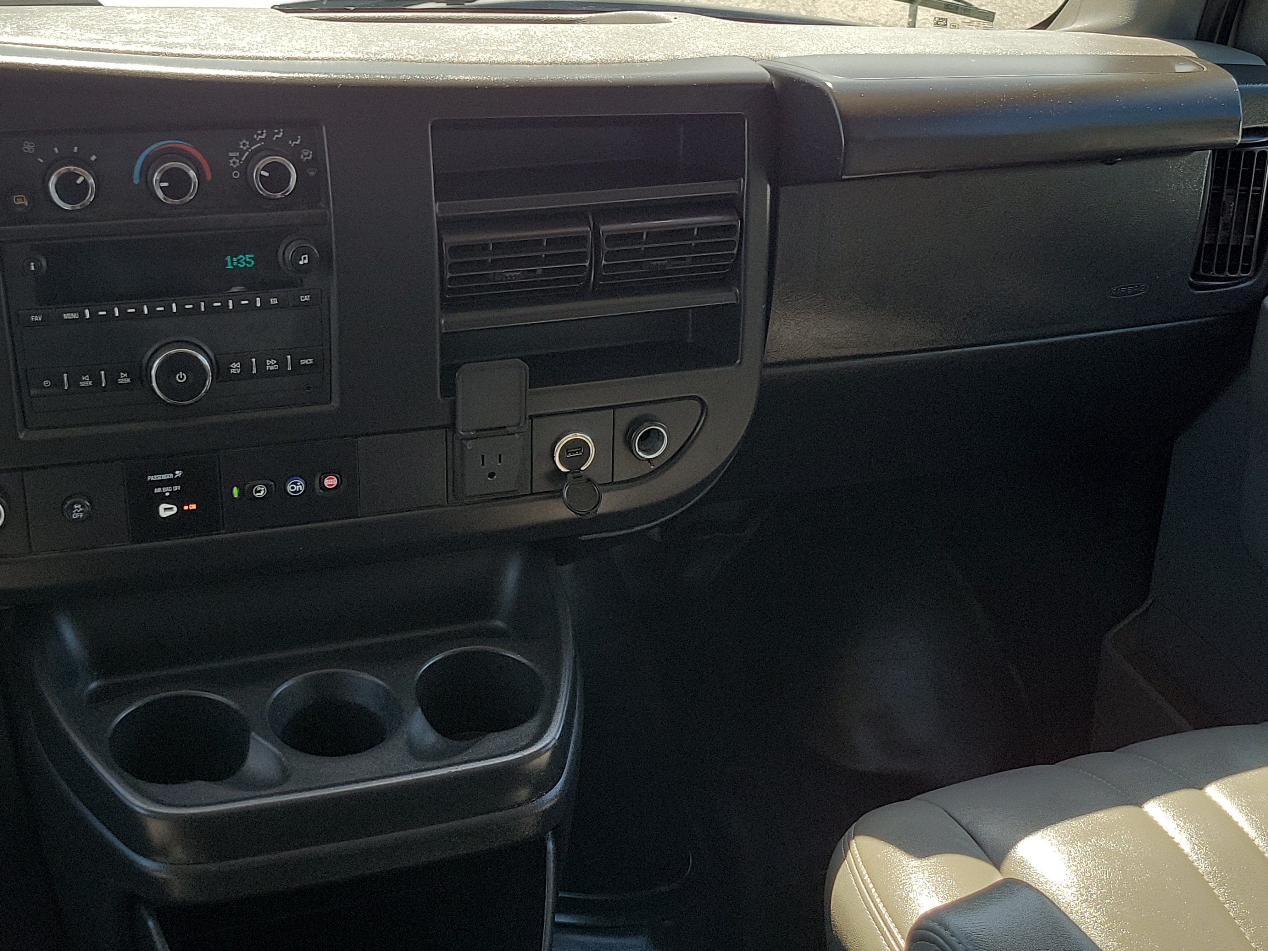 2023 Chevrolet Express Passenger 3500 1LS
