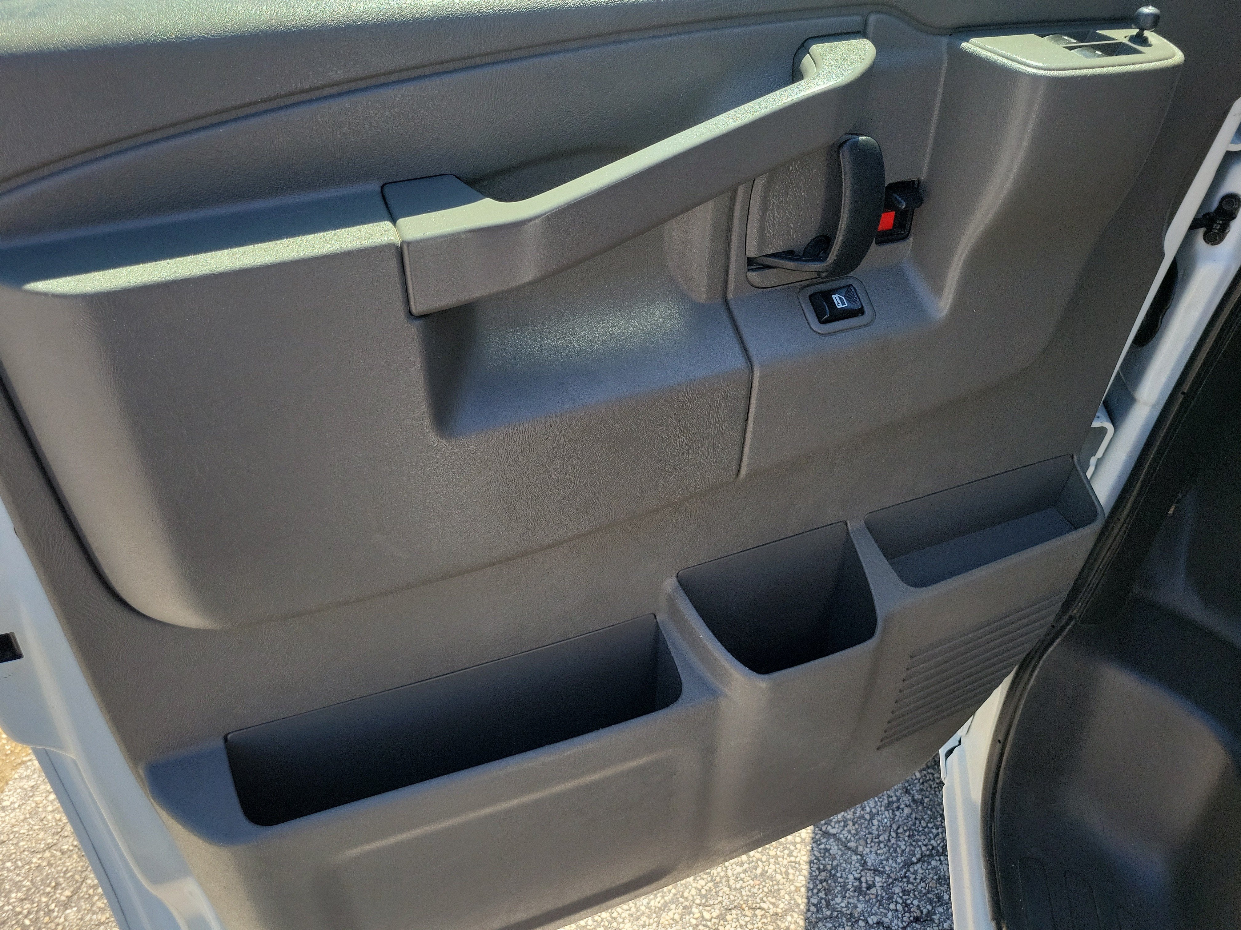 2023 Chevrolet Express Passenger 3500 1LS