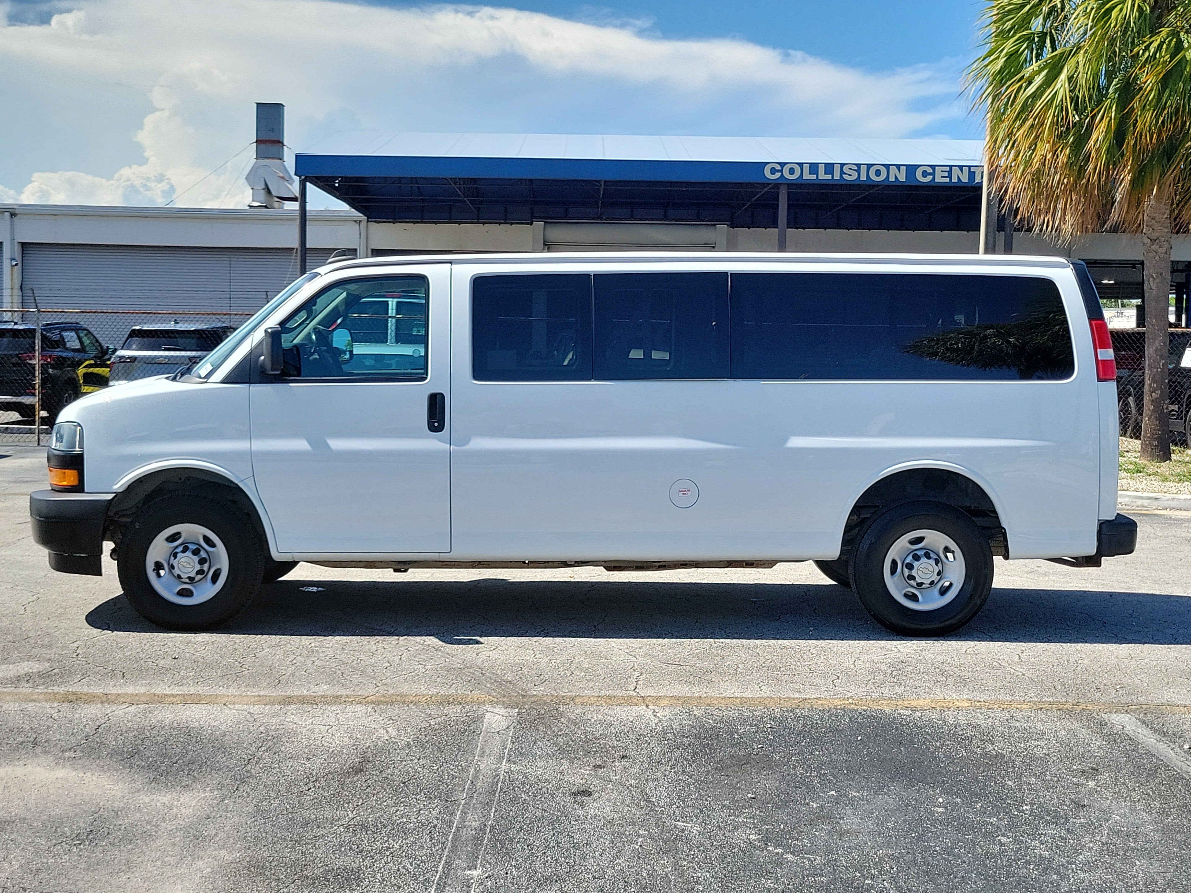 2023 Chevrolet Express Passenger 3500 1LS