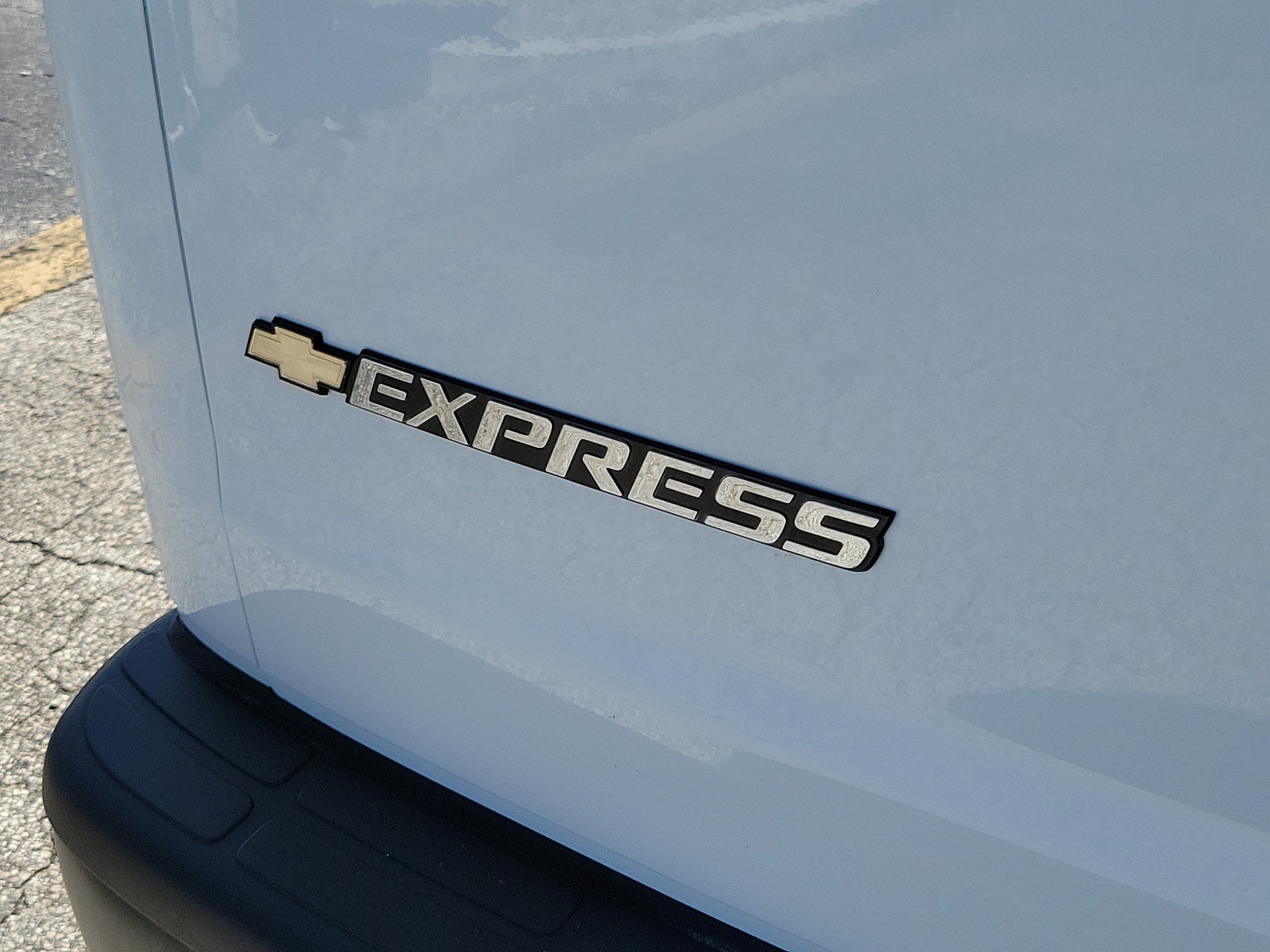 2023 Chevrolet Express Passenger 3500 1LS