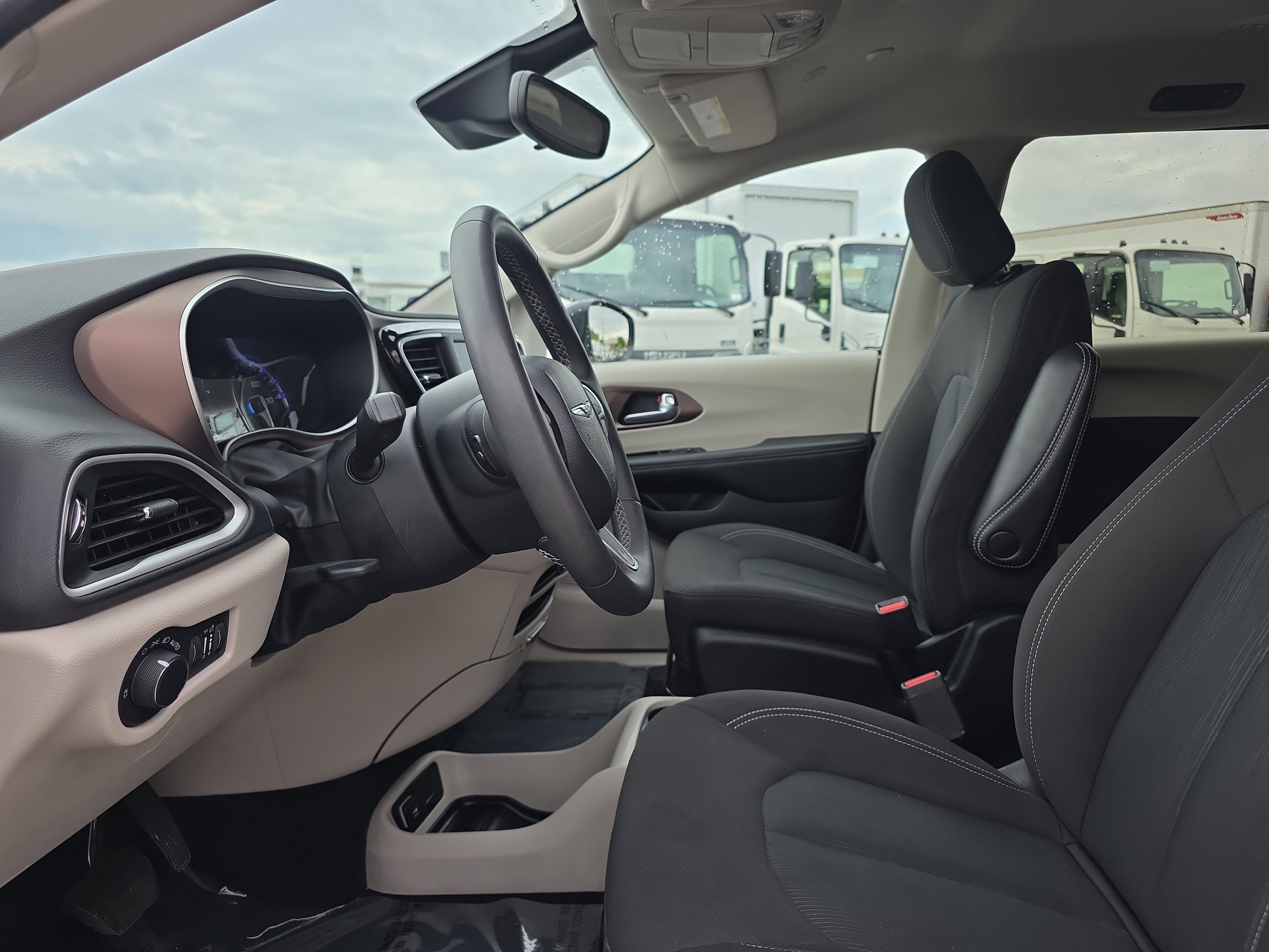 2024 Chrysler Voyager LX
