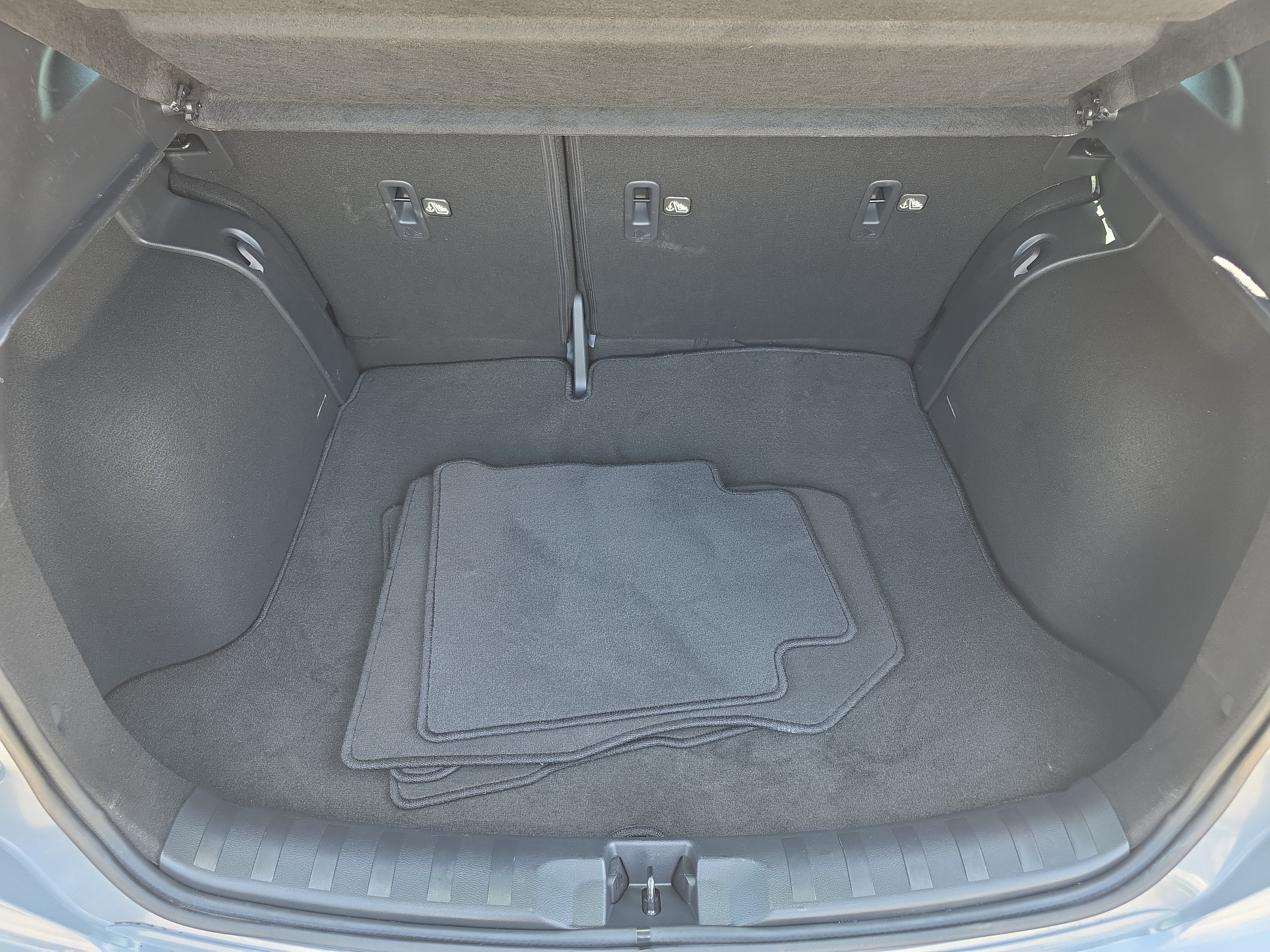 2022 Nissan Kicks SR