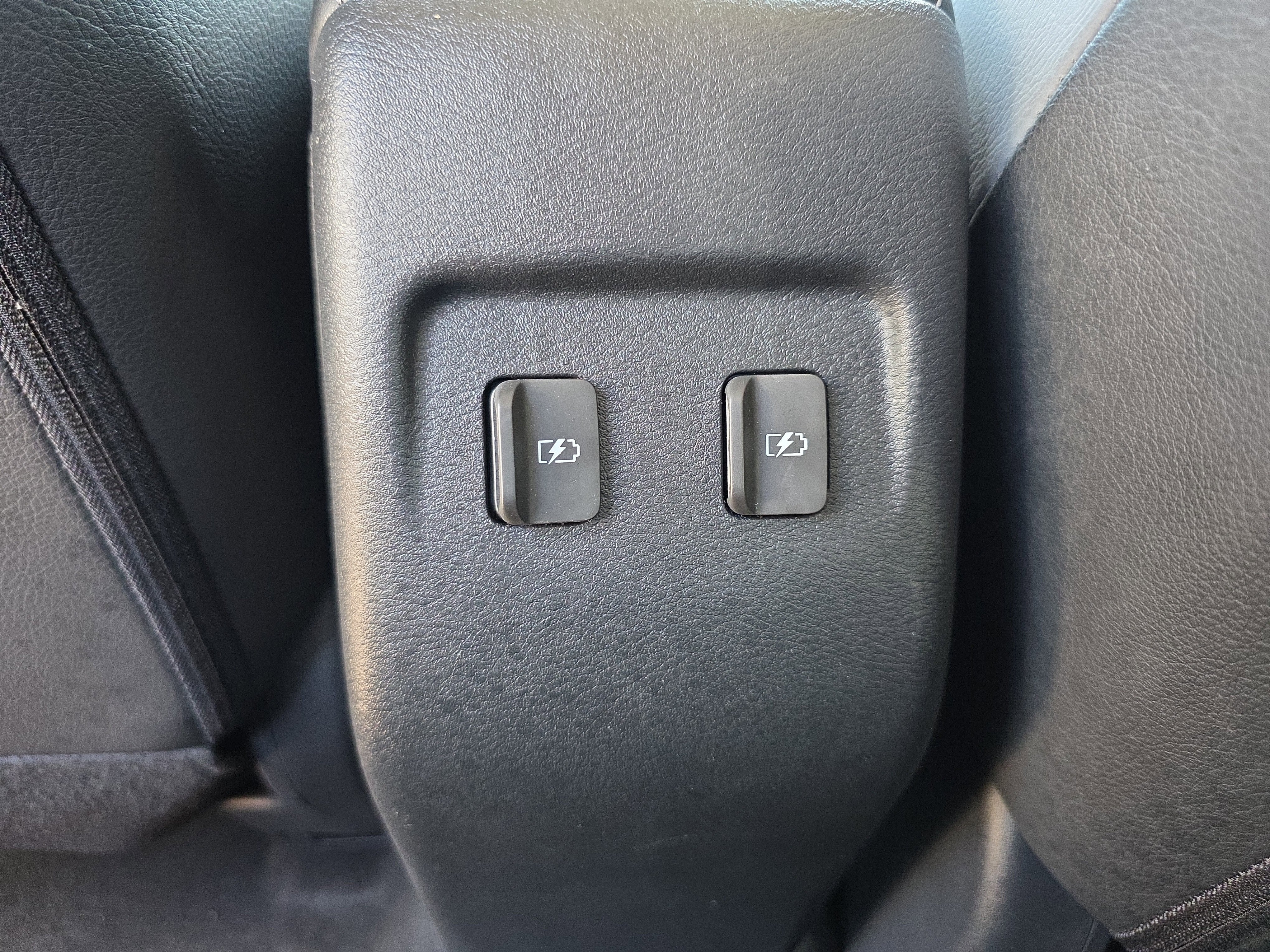 2022 Nissan Kicks SR