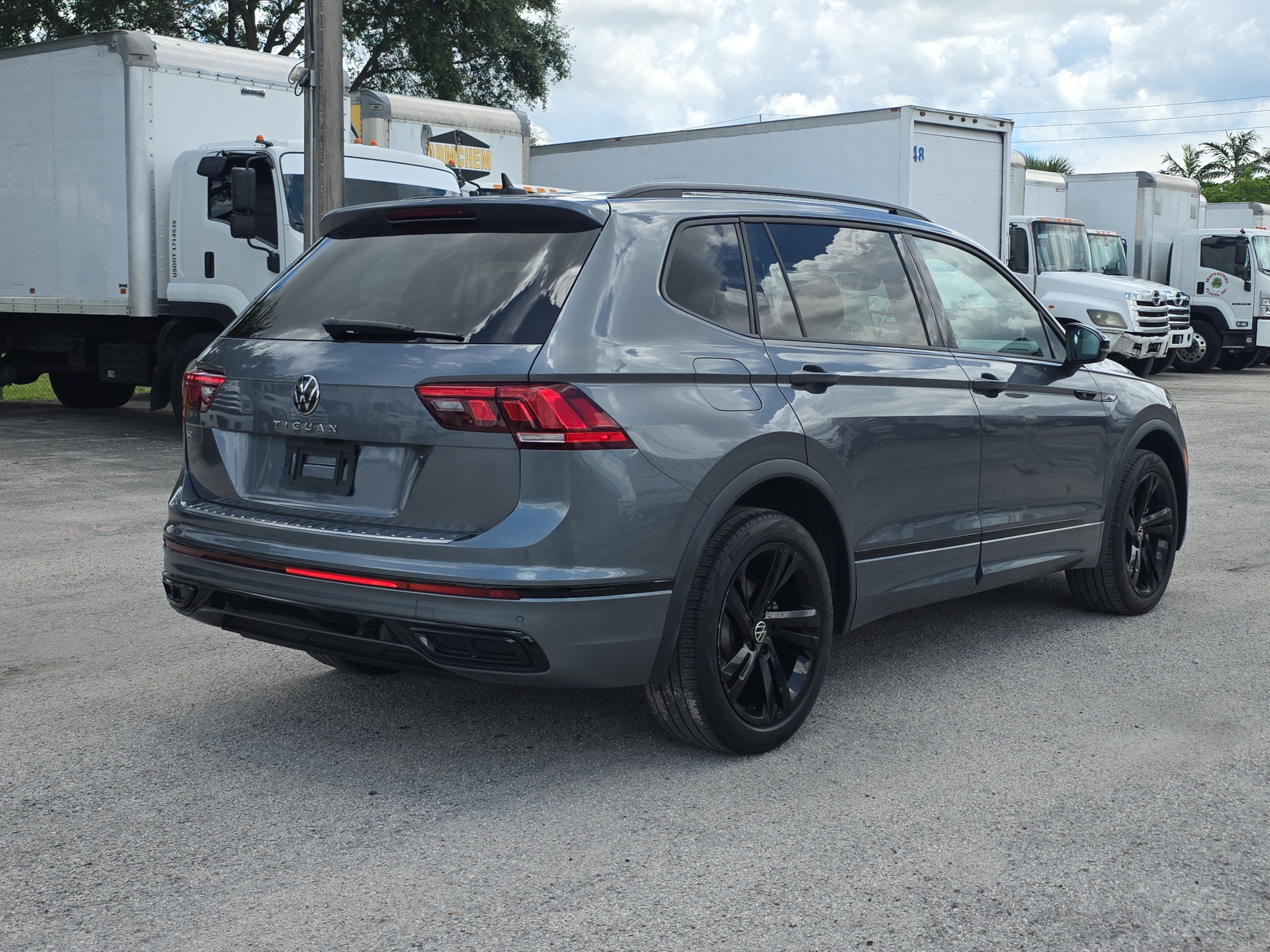 2023 Volkswagen Tiguan SE R-Line Black