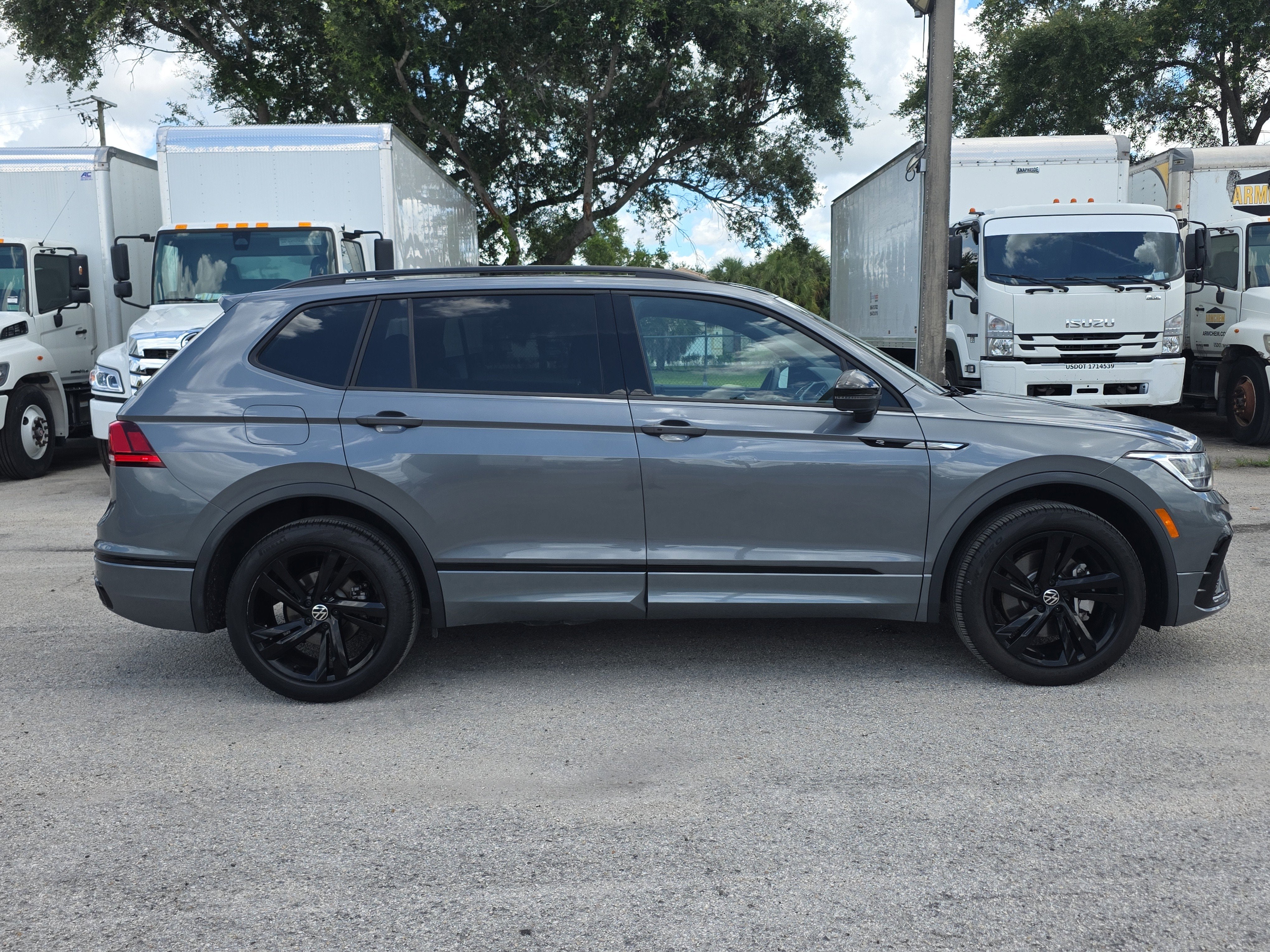 2023 Volkswagen Tiguan SE R-Line Black
