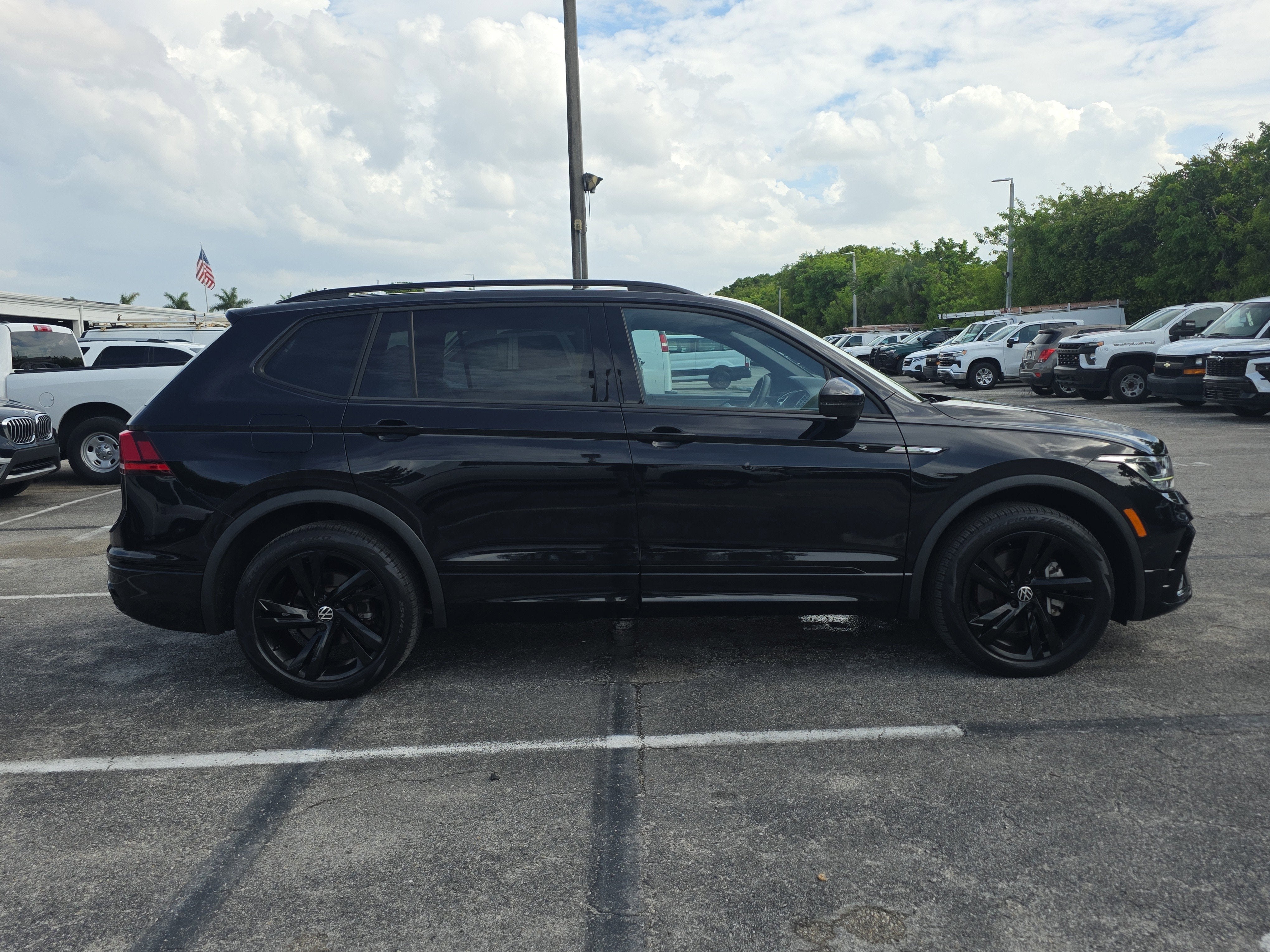 2023 Volkswagen Tiguan SE R-Line Black