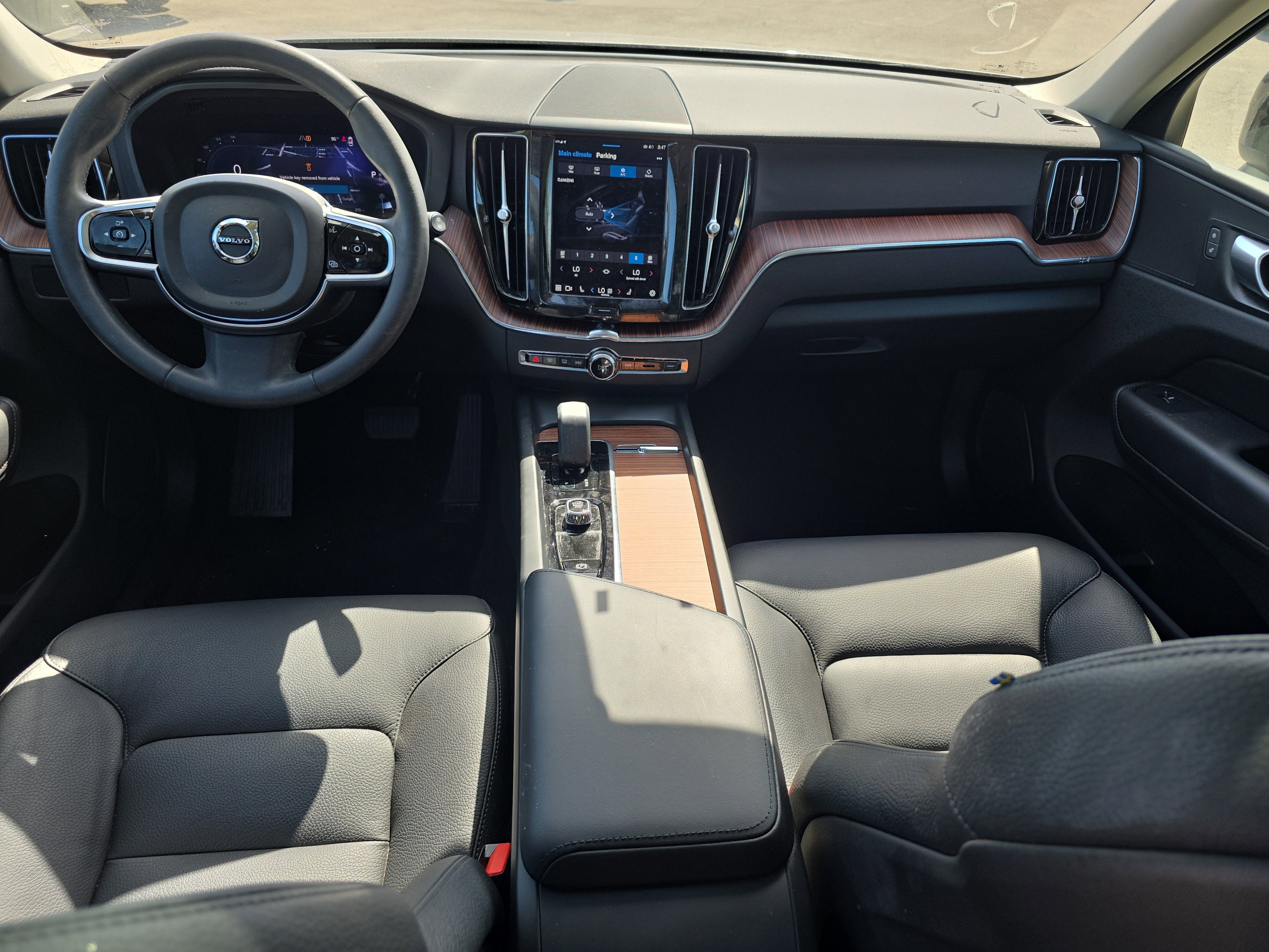 2024 Volvo XC60 Plus Dark Theme