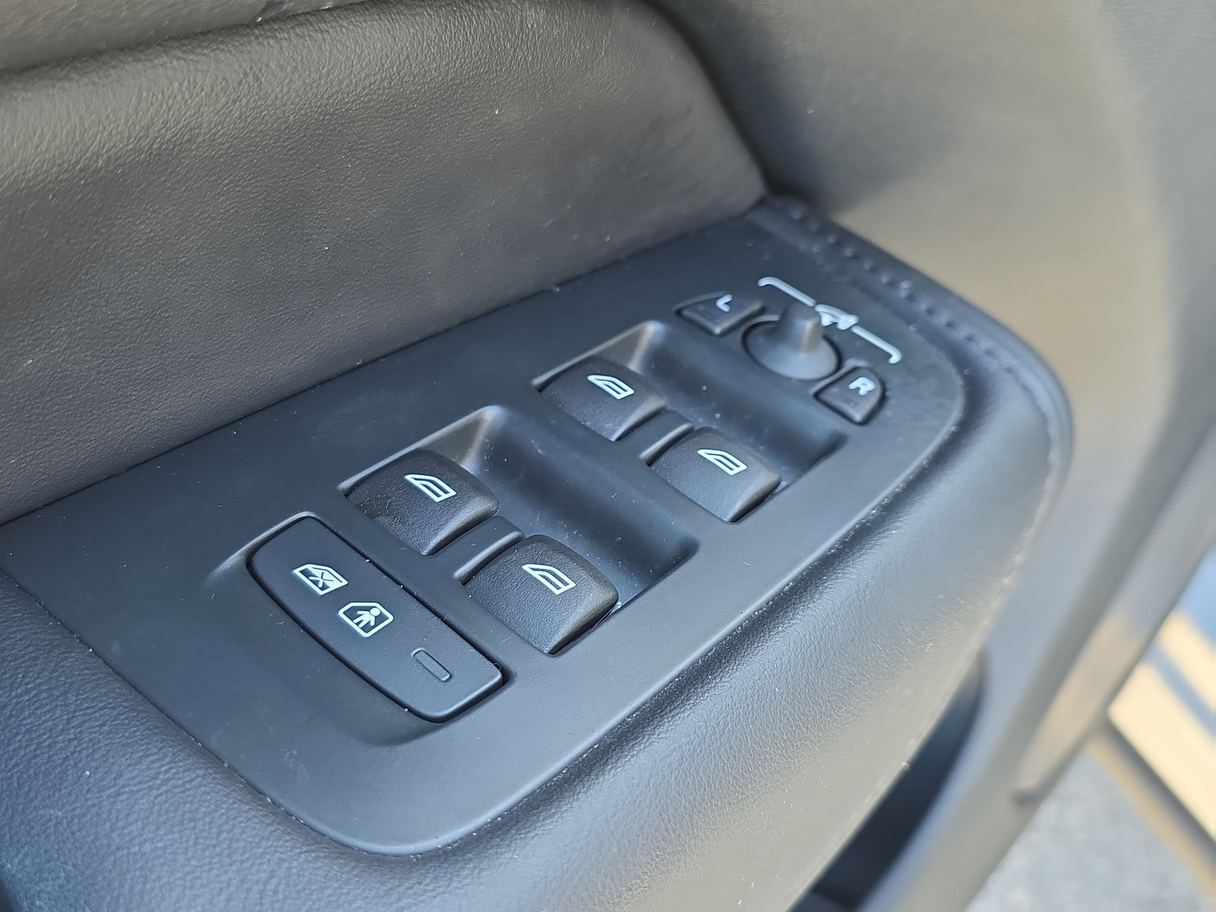 2024 Volvo XC60 Plus Dark Theme