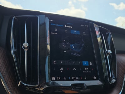 2024 Volvo XC60 Plus Dark Theme