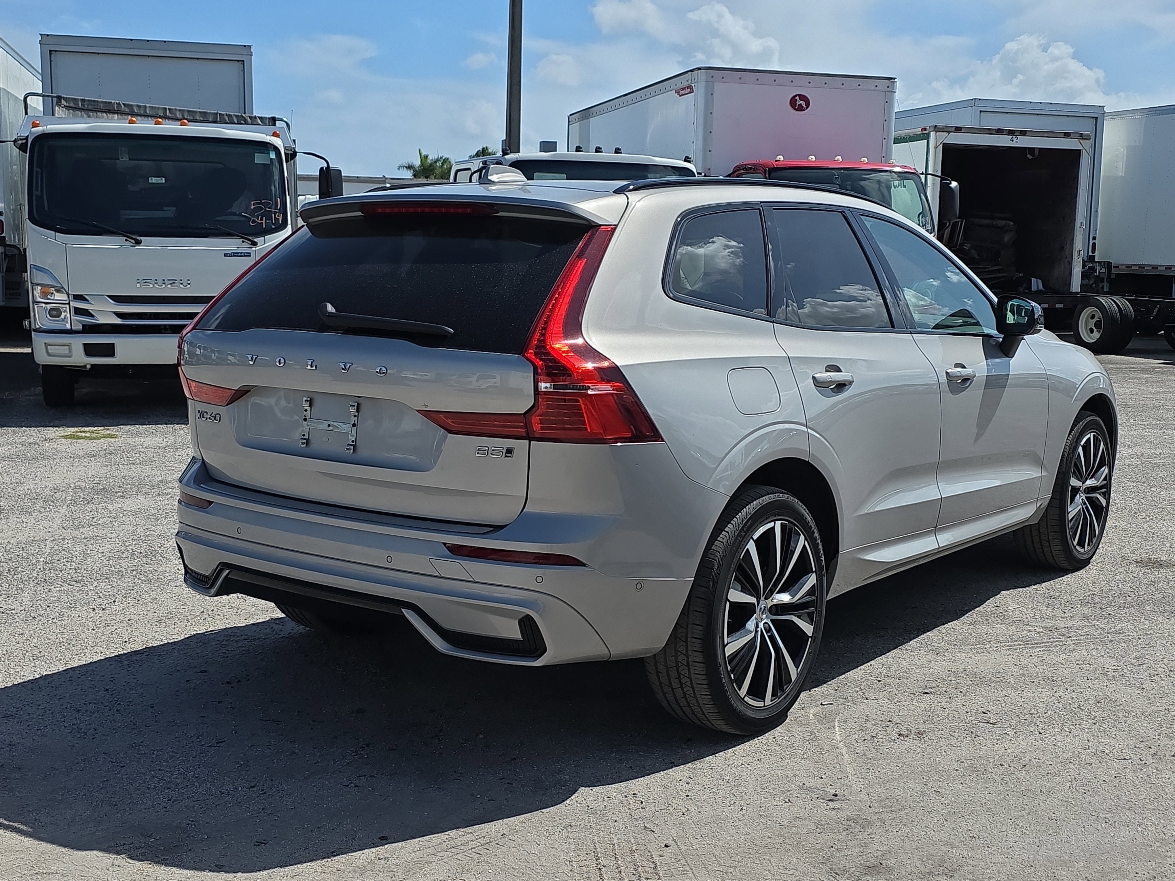 2024 Volvo XC60 Plus Dark Theme