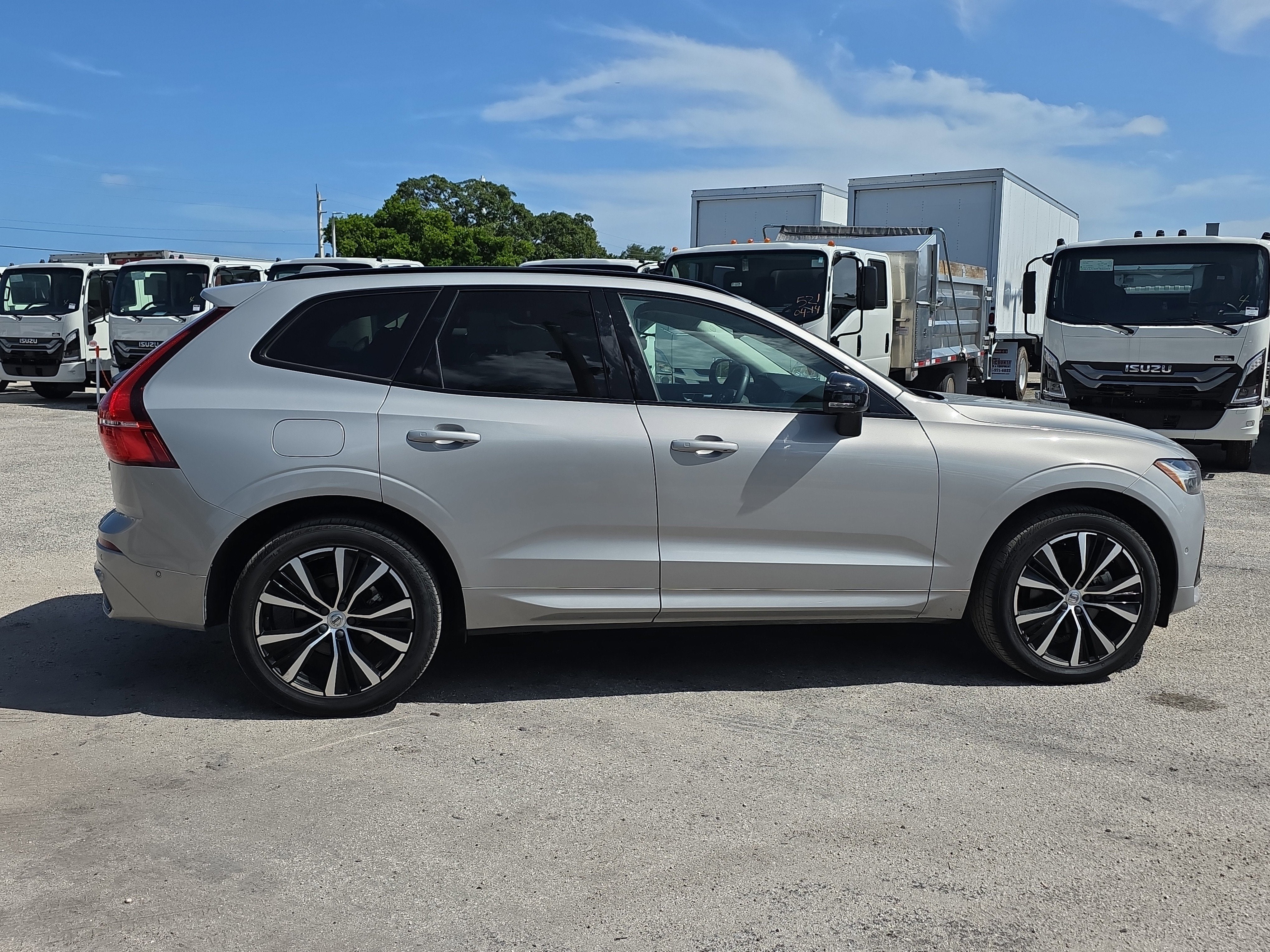 2024 Volvo XC60 Plus Dark Theme